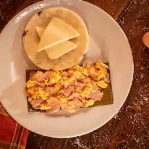 Huevos con jamón