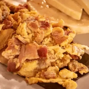 Huevos con Tocineta
